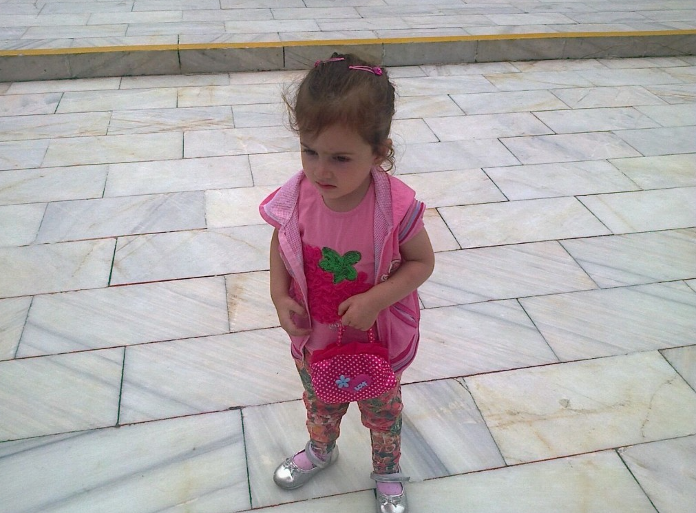 onun pembe kıyafetiyle çocukluk fotoğrafı